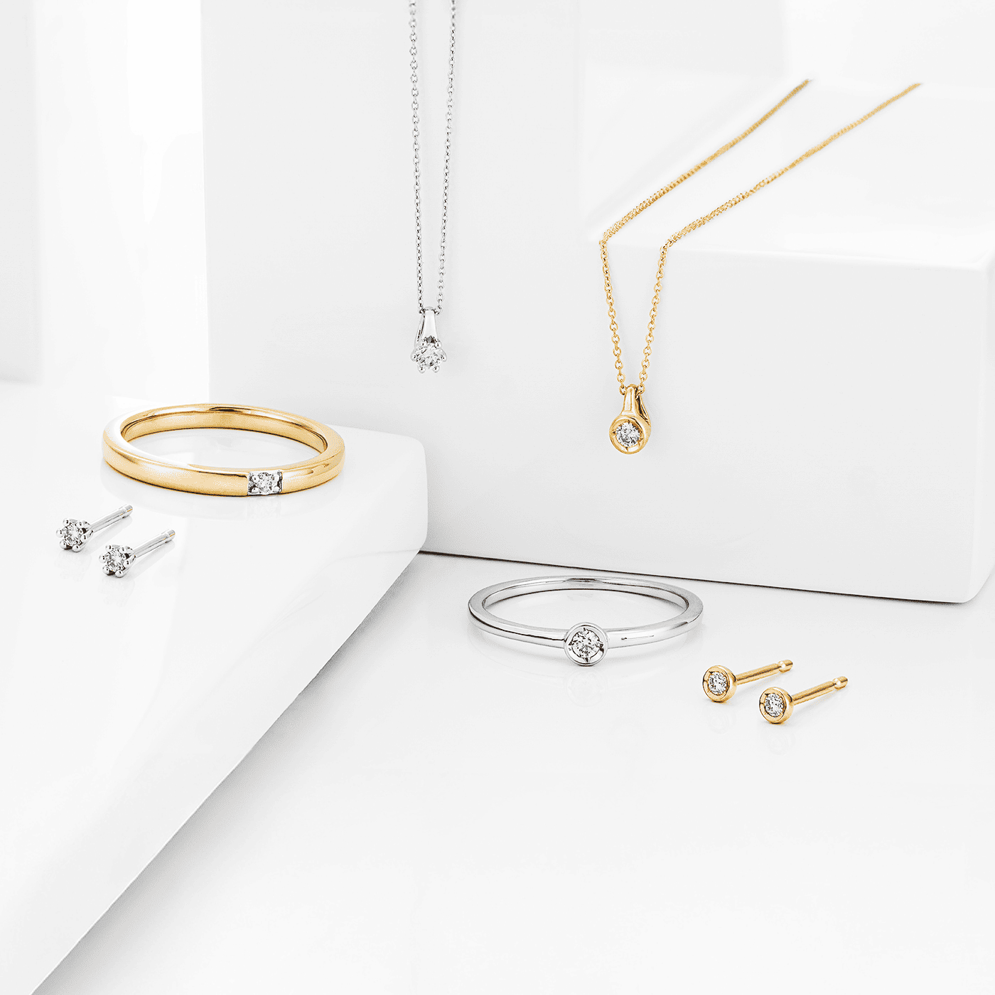 Ohrringe Diamant zus. ca. 0,05 ct. 333er Gelbgold Pure Solitär Ohrringe Diamant zus. ca. 0,05 ct. 333er Gelbgold Pure Solitär